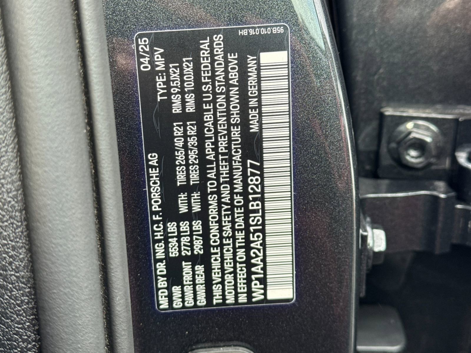 Certified 2025 Porsche Macan AWD/4WD image 35