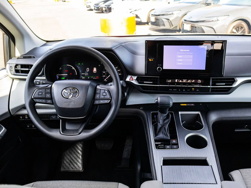 Used 2026 Toyota Sienna LE AWD/4WD image 21