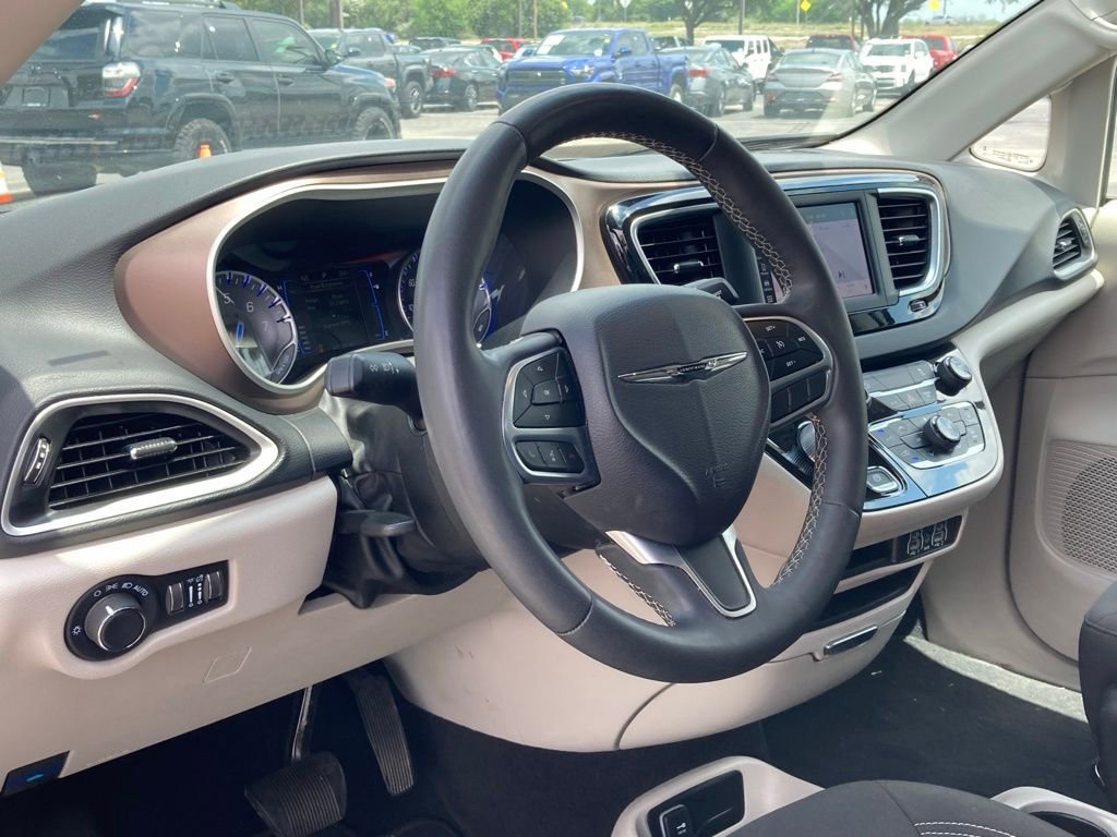 Used 2023 Chrysler Voyager LX image 9