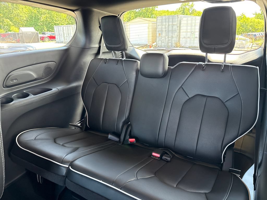New 2027 Chrysler Pacifica Limited AWD/4WD image 24