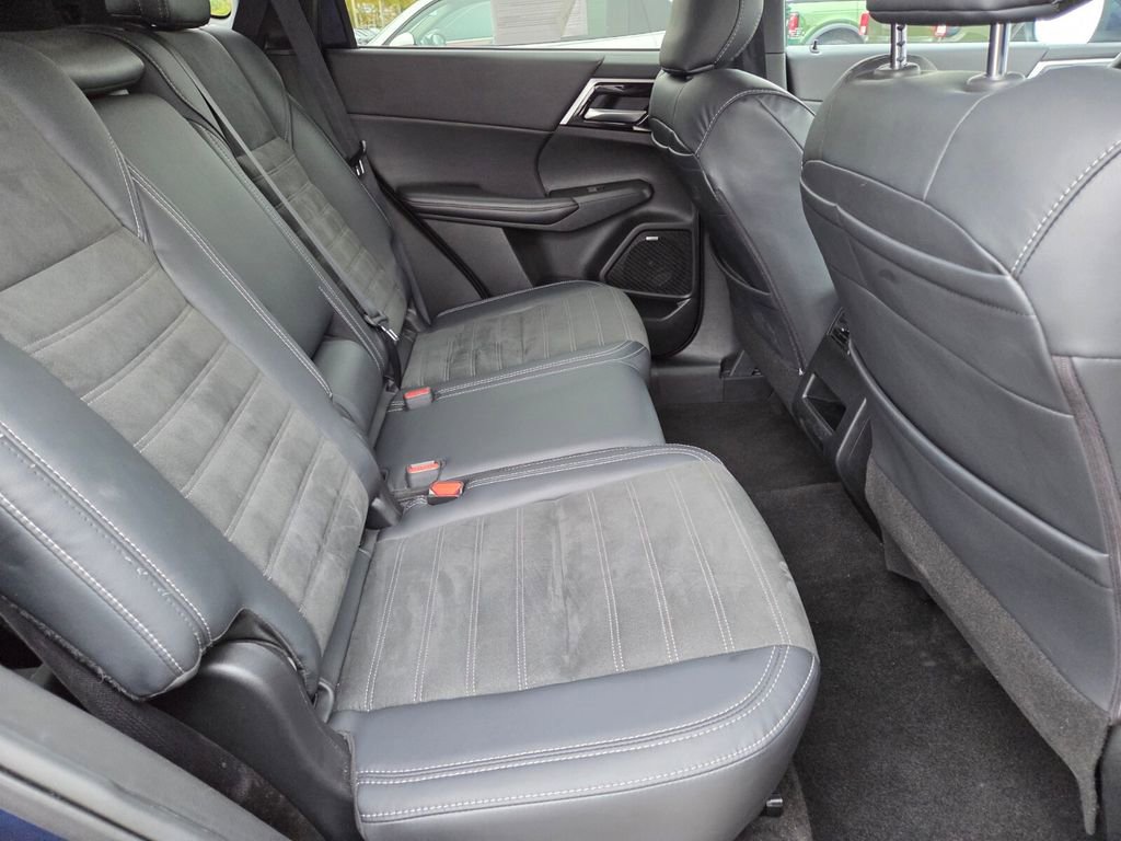 Used 2025 Mitsubishi Outlander SE image 13