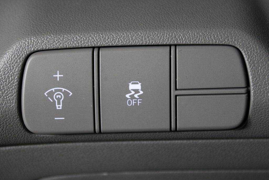 Certified 2025 Hyundai Elantra Sport image 22