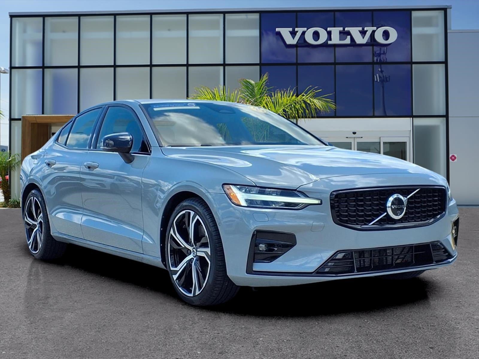 Certified 2025 Volvo S60 B5 Plus AWD/4WD image 1
