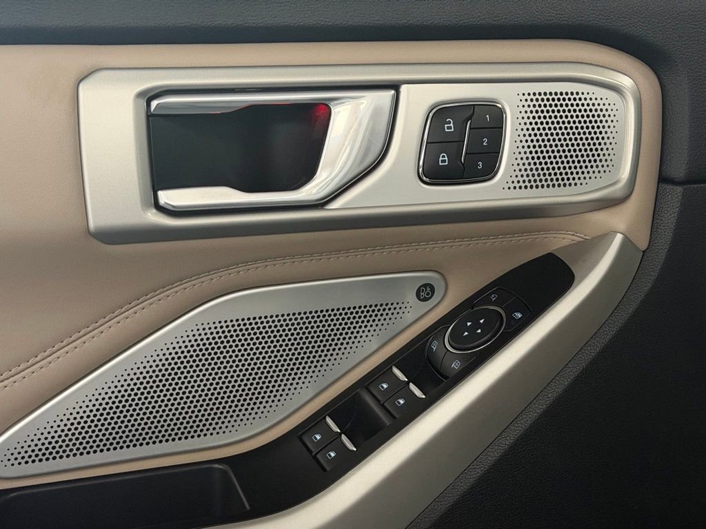 Used 2022 Ford Explorer Limited w/ Limited Technology Package image 13