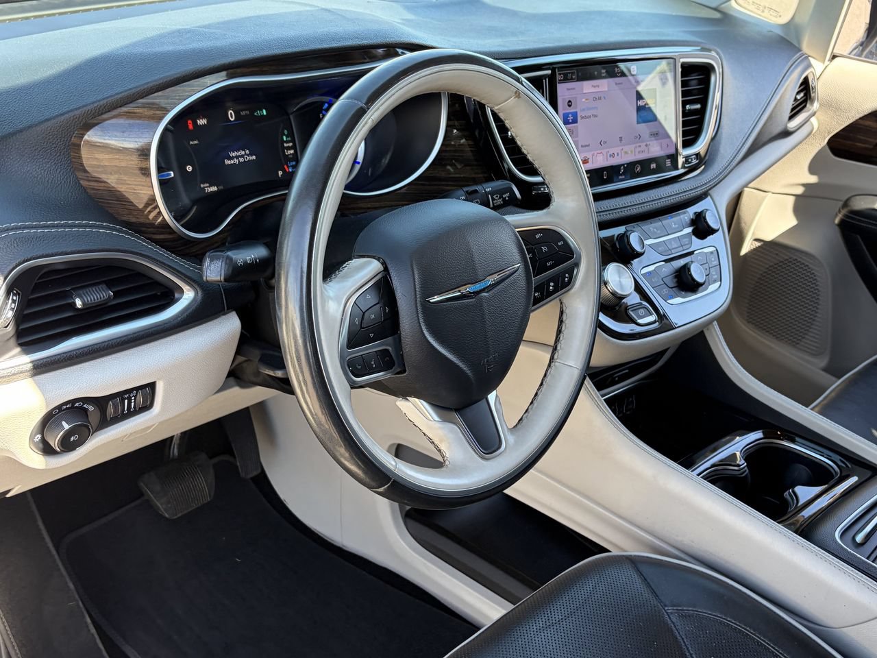 Used 2021 Chrysler Pacifica Limited w/ Uconnect Theater Family Group FWD image 23