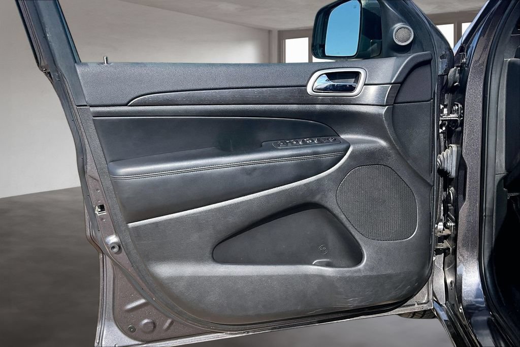Used 2018 Jeep Grand Cherokee Altitude RWD image 17