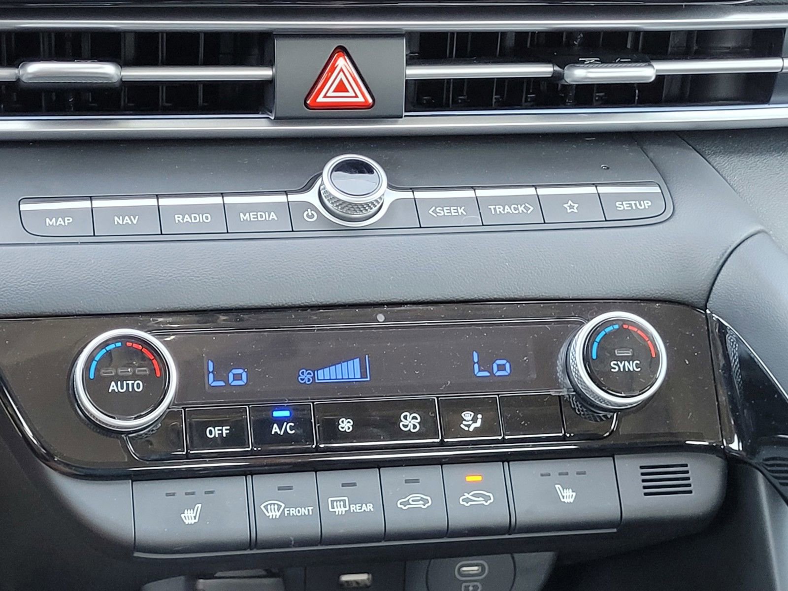 Certified 2025 Hyundai Elantra SEL image 25