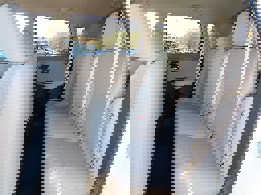 Used 2023 Nissan Rogue SV image 14