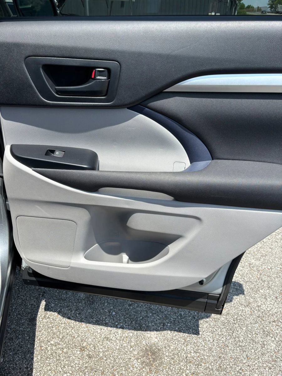 Used 2017 Toyota Highlander LE w/ Carpet Mat Package FWD image 23