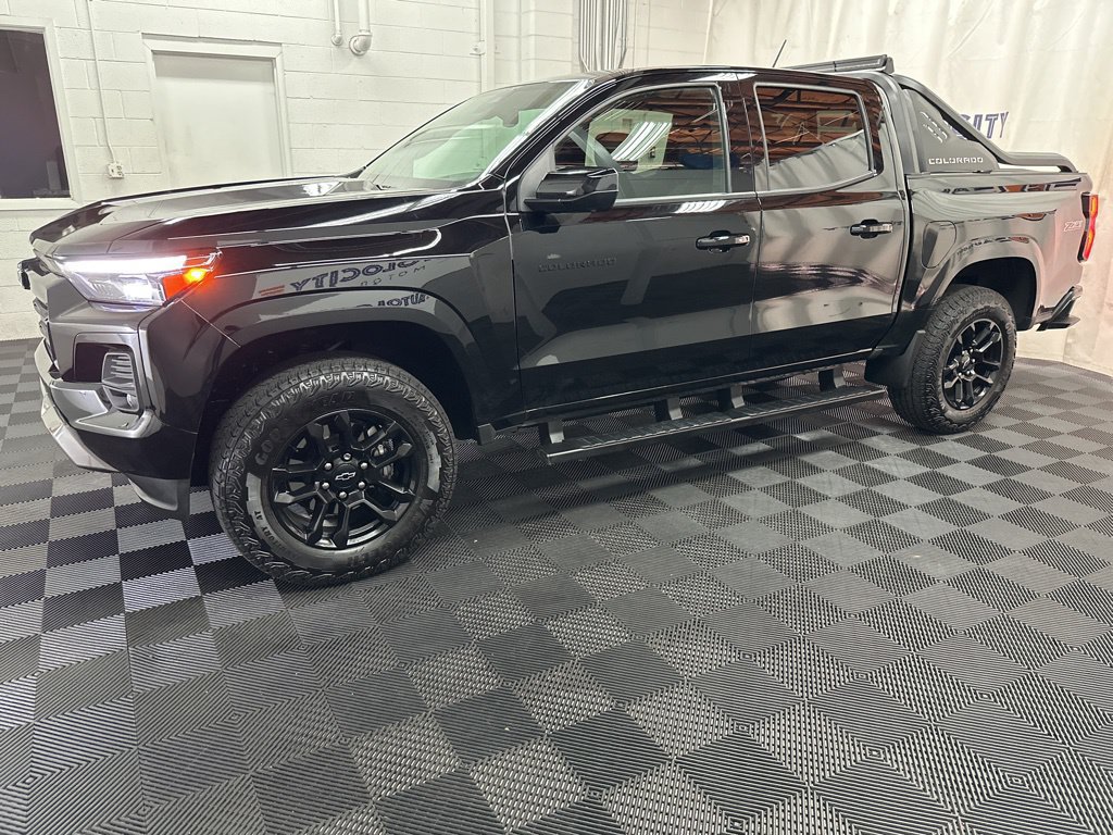 Used 2025 Chevrolet Colorado Z71 w/ Midnight Edition AWD/4WD image 2