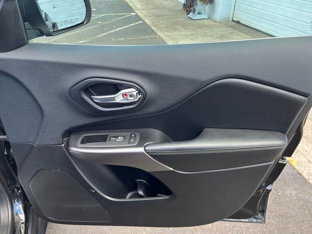 Used 2019 Jeep Cherokee Limited image 23