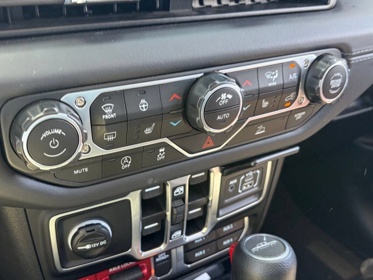 Used 2025 Jeep Gladiator Mojave w/ Convenience Group AWD/4WD image 9
