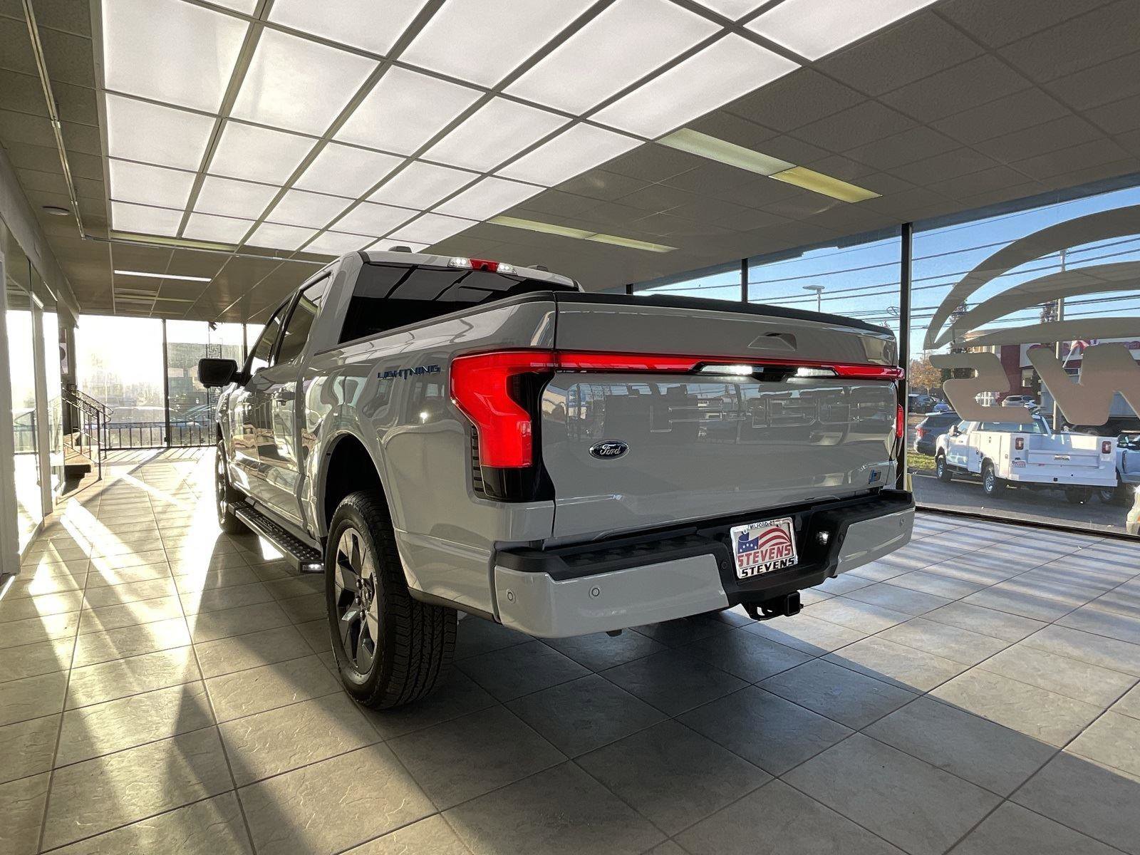 Used 2023 Ford F150 Lightning Lariat image 7