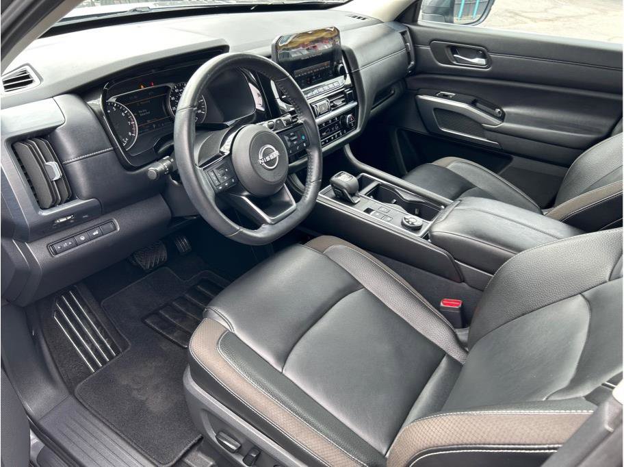 Used 2024 Nissan Pathfinder SL image 2