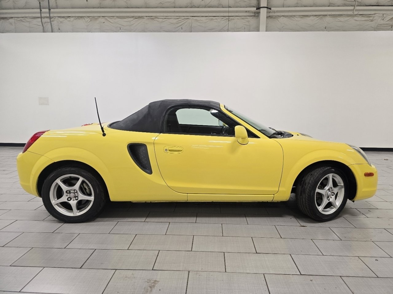 Used 2000 Toyota MR2 Base image 12