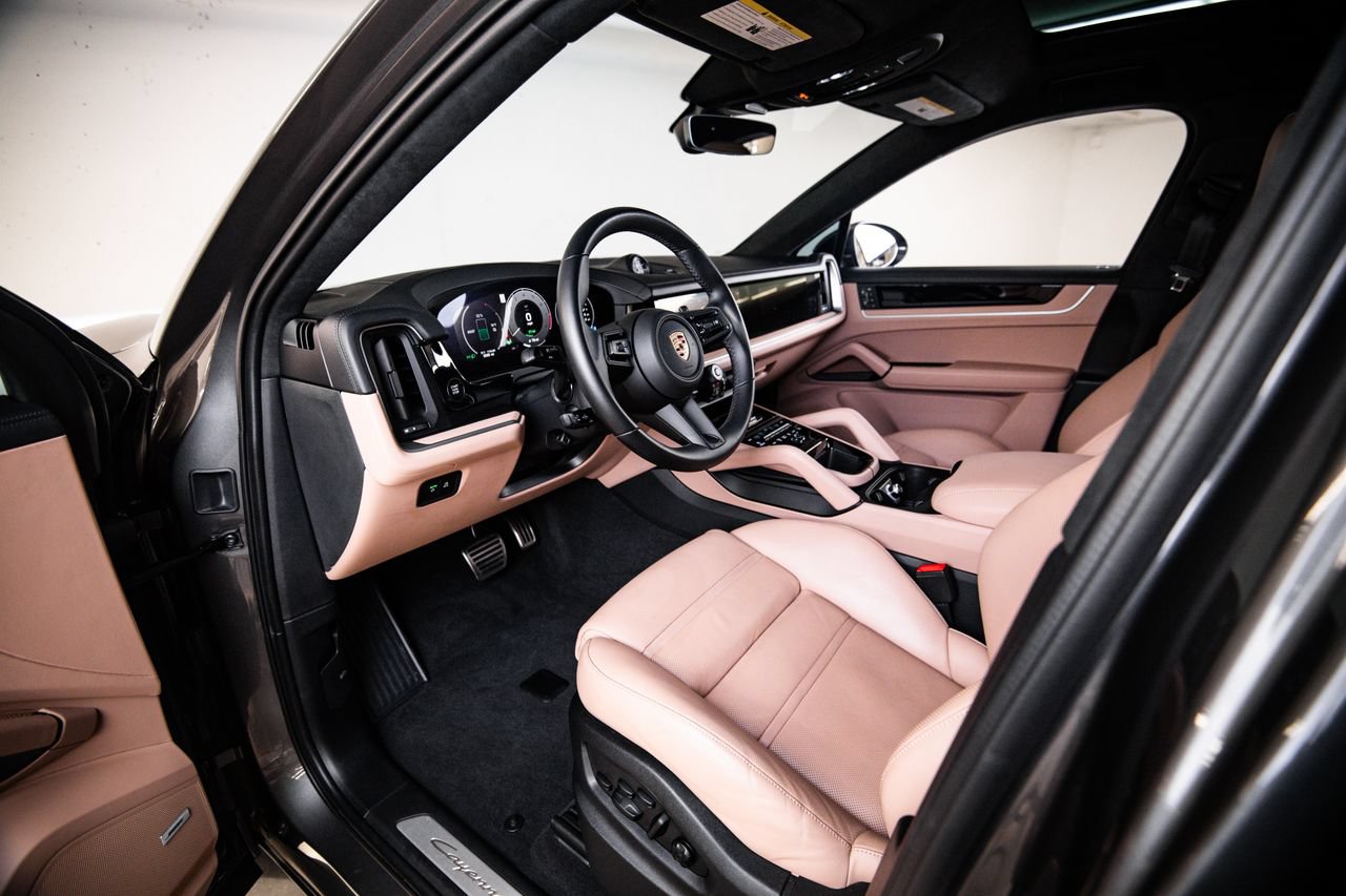 Certified 2024 Porsche Cayenne Turbo AWD/4WD image 4