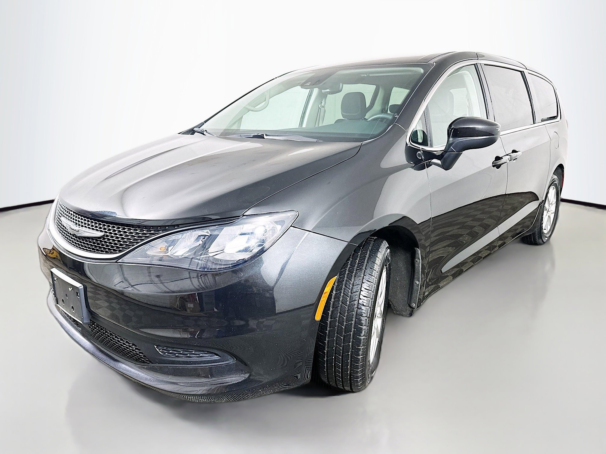 Used 2023 Chrysler Voyager LX image 3