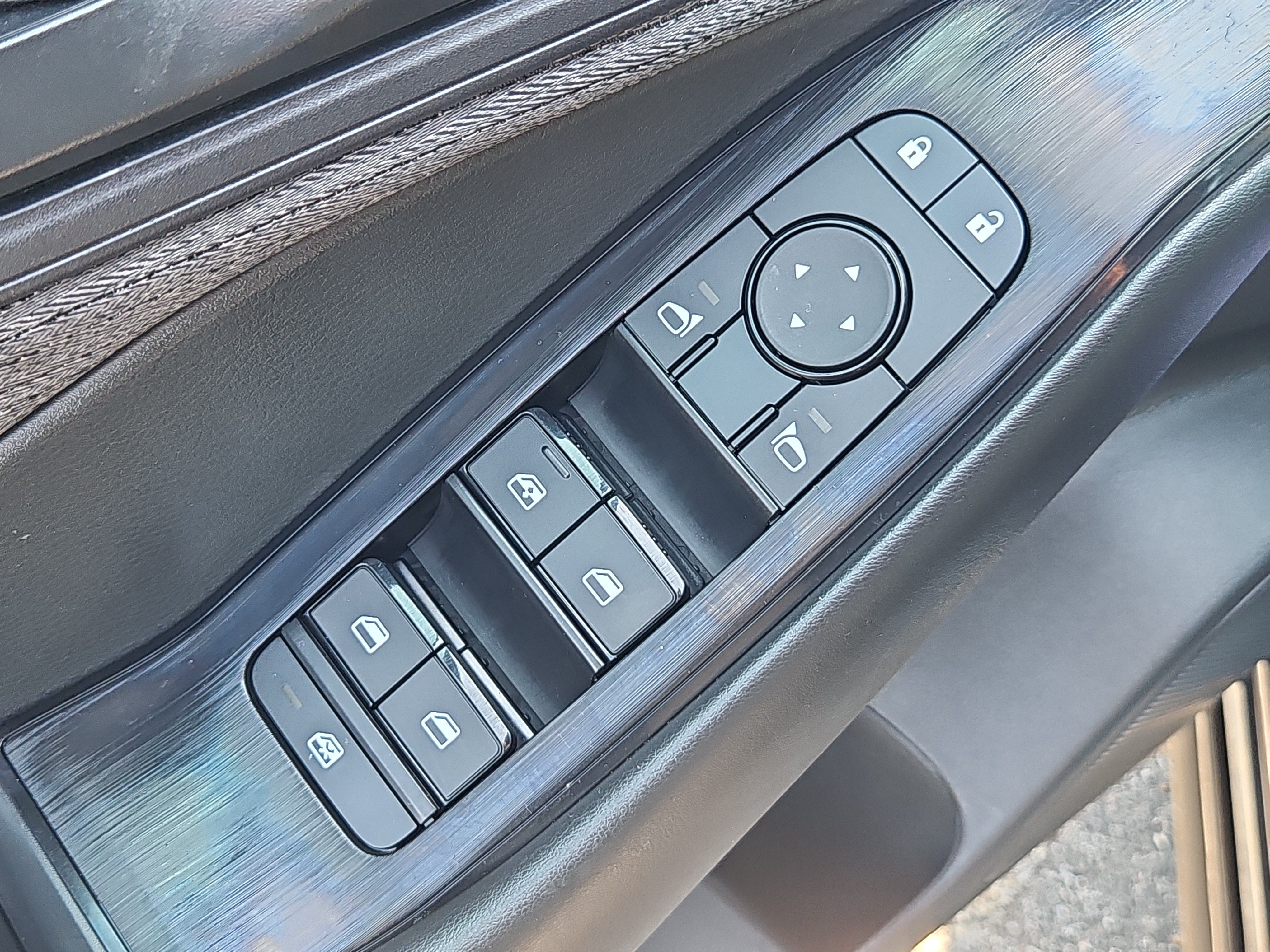 Used 2023 Nissan Rogue S AWD/4WD image 13