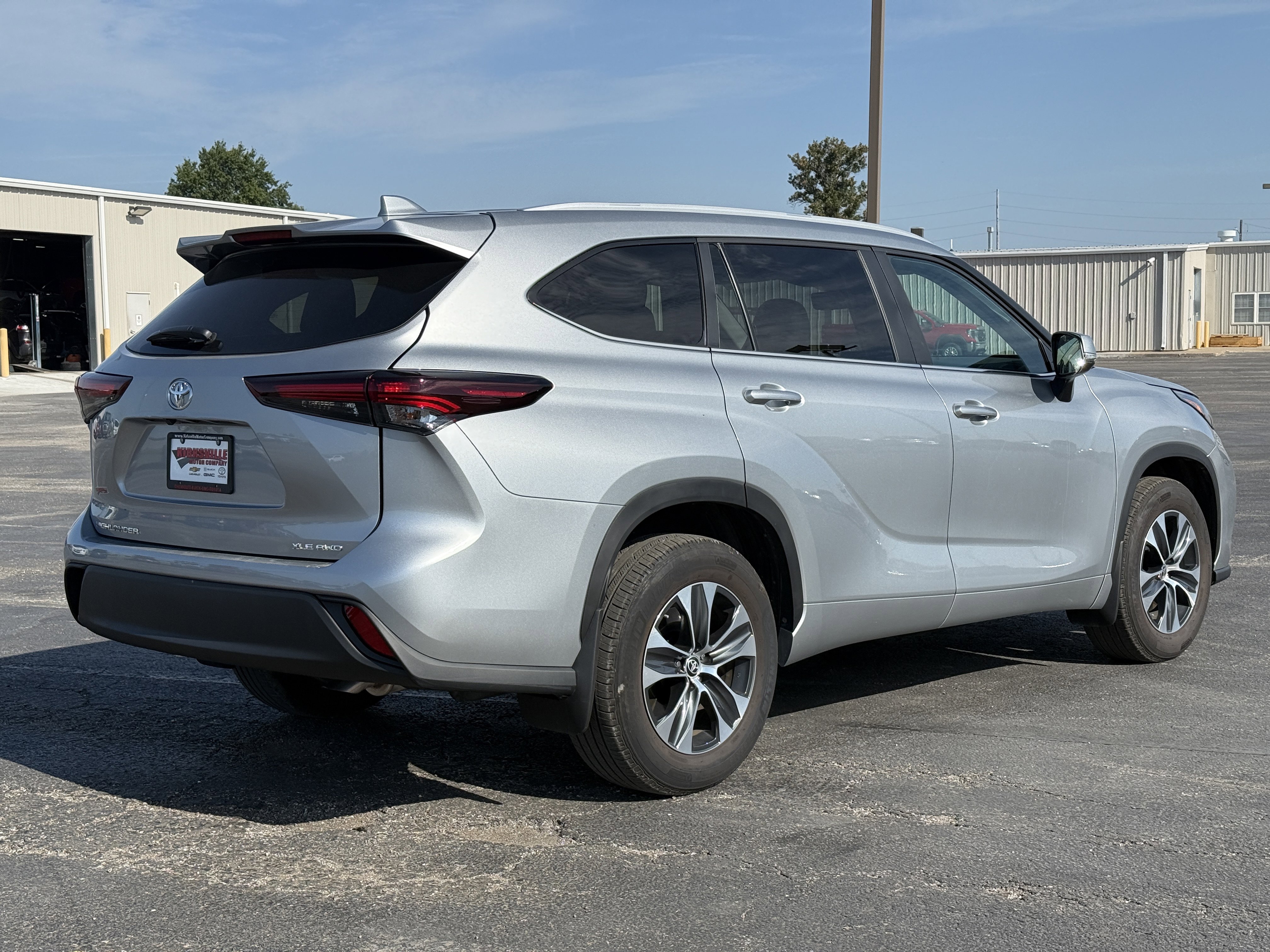 Used 2024 Toyota Highlander XLE image 3