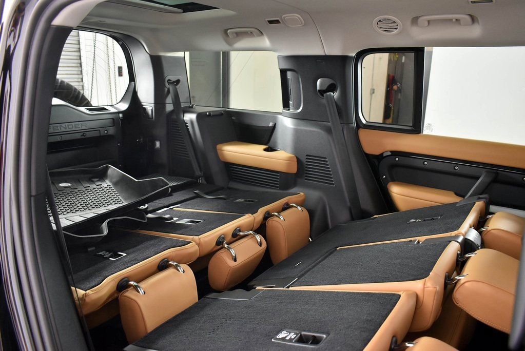 Used 2024 Land Rover Defender 130 S image 32