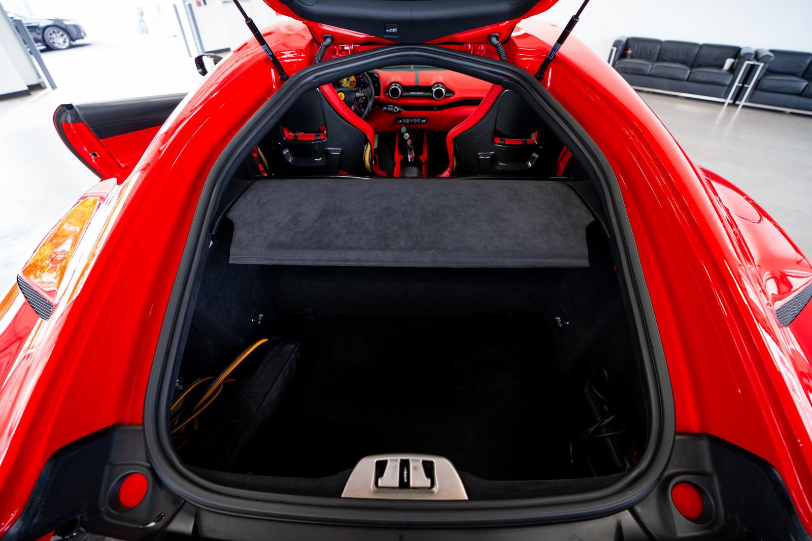 Used 2020 Ferrari 812 Superfast RWD image 95