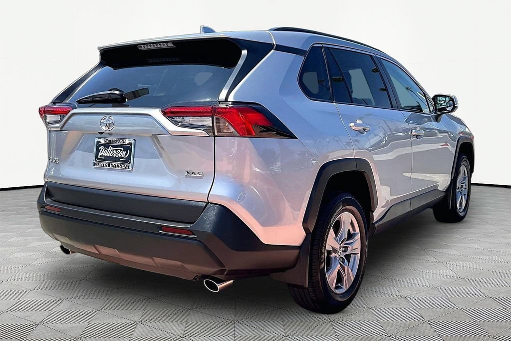 Used 2022 Toyota RAV4 XLE w/ Convenience Package FWD image 2