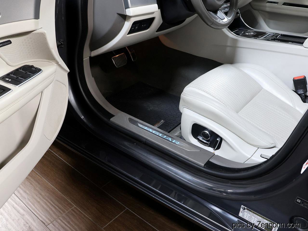 Used 2020 Jaguar XF Prestige image 25