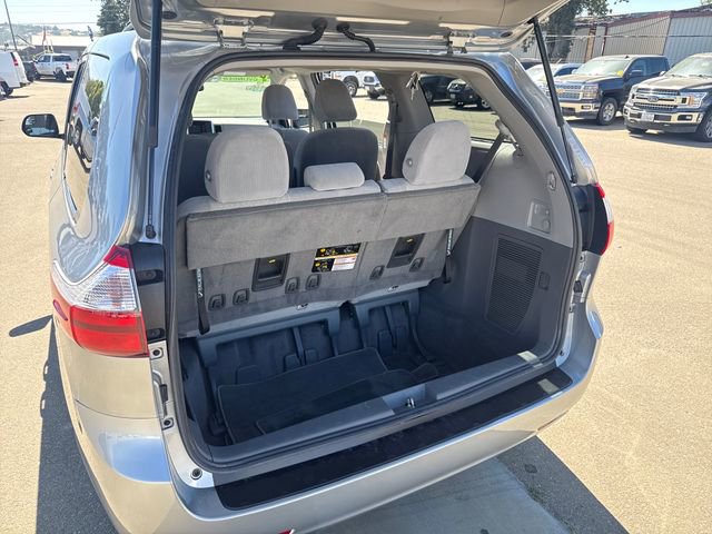 Used 2018 Toyota Sienna LE w/ Carpet Mat Package FWD image 22