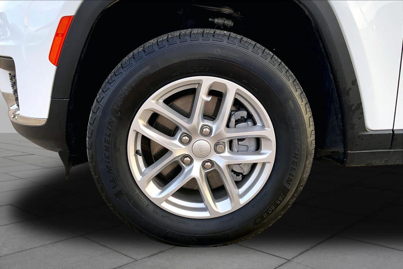Used 2025 Jeep Grand Cherokee L Laredo RWD image 11