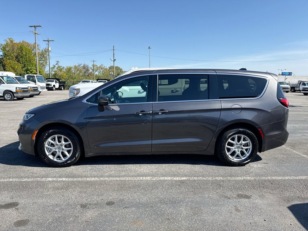 Used 2023 Chrysler Pacifica Touring FWD image 2