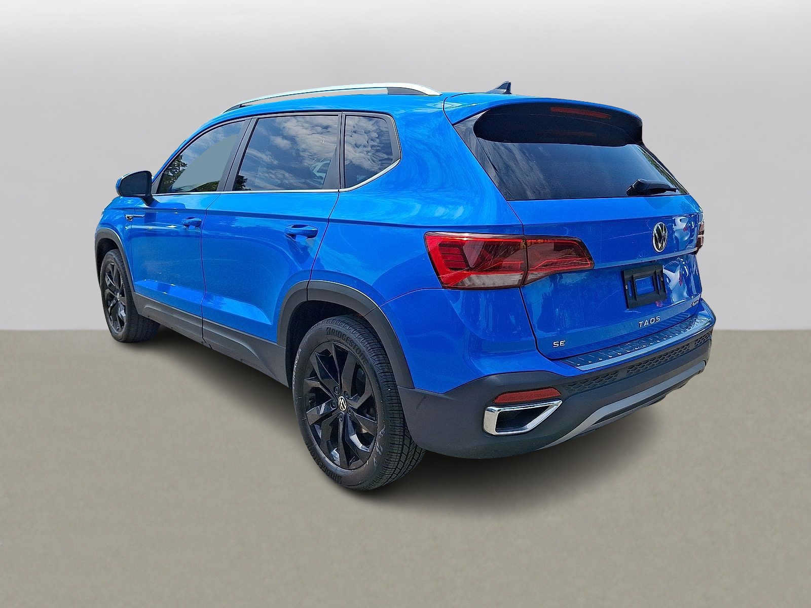 Used 2023 Volkswagen Taos SE AWD/4WD image 28