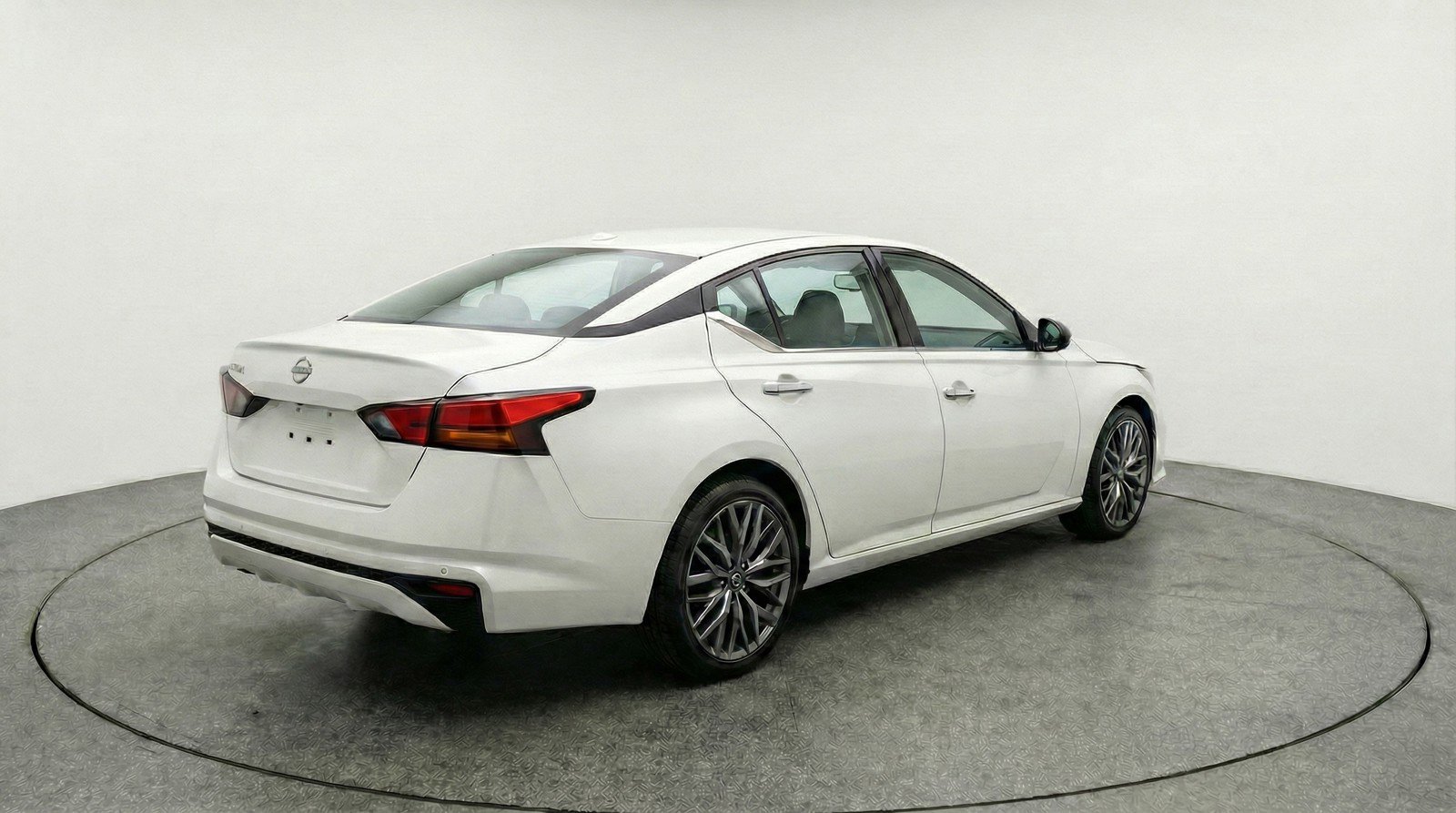 Used 2025 Nissan Altima 2.5 SV FWD image 9