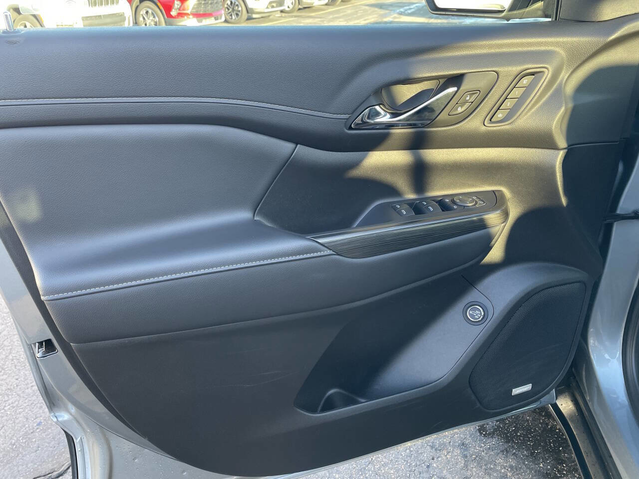 Used 2023 GMC Acadia SLT w/ Preferred Package image 14