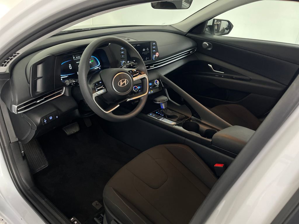Used 2025 Hyundai Elantra Blue FWD image 25