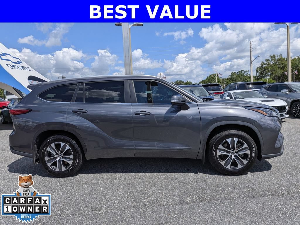 Used 2023 Toyota Highlander XLE FWD image 2