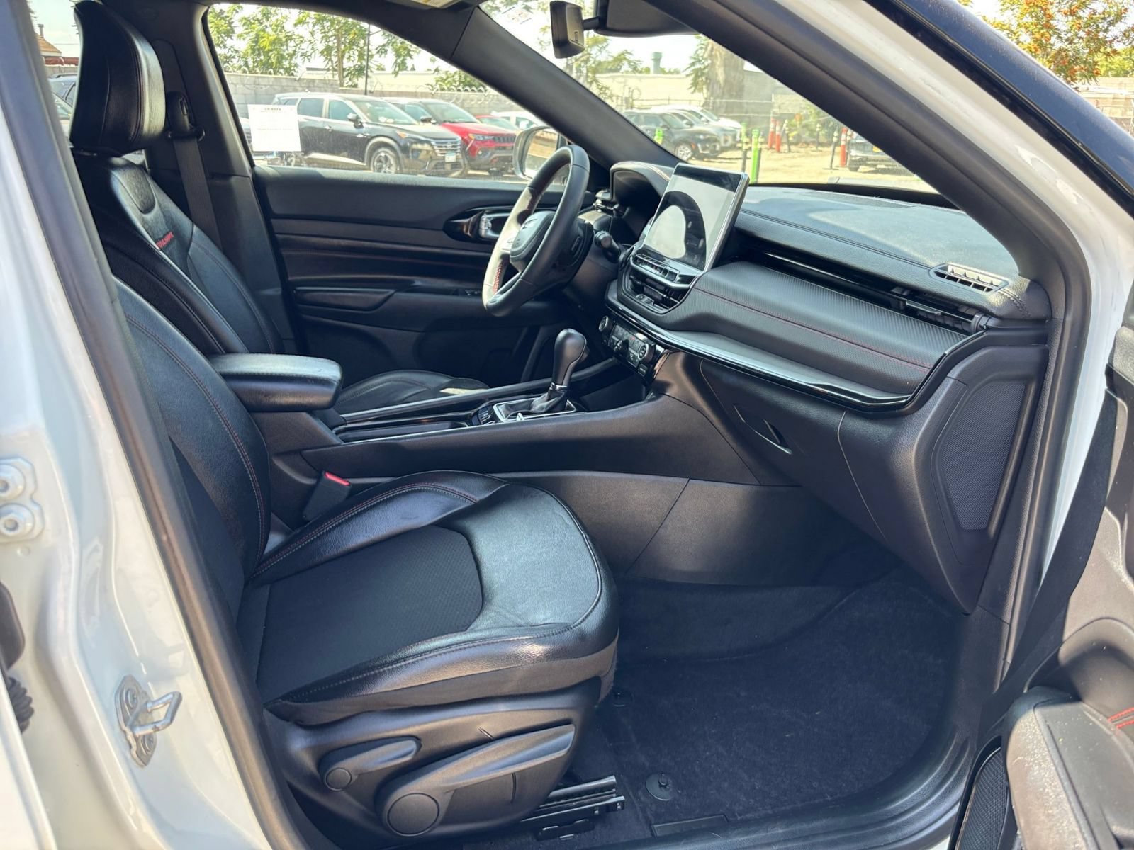 Used 2025 Jeep Compass Trailhawk AWD/4WD image 34