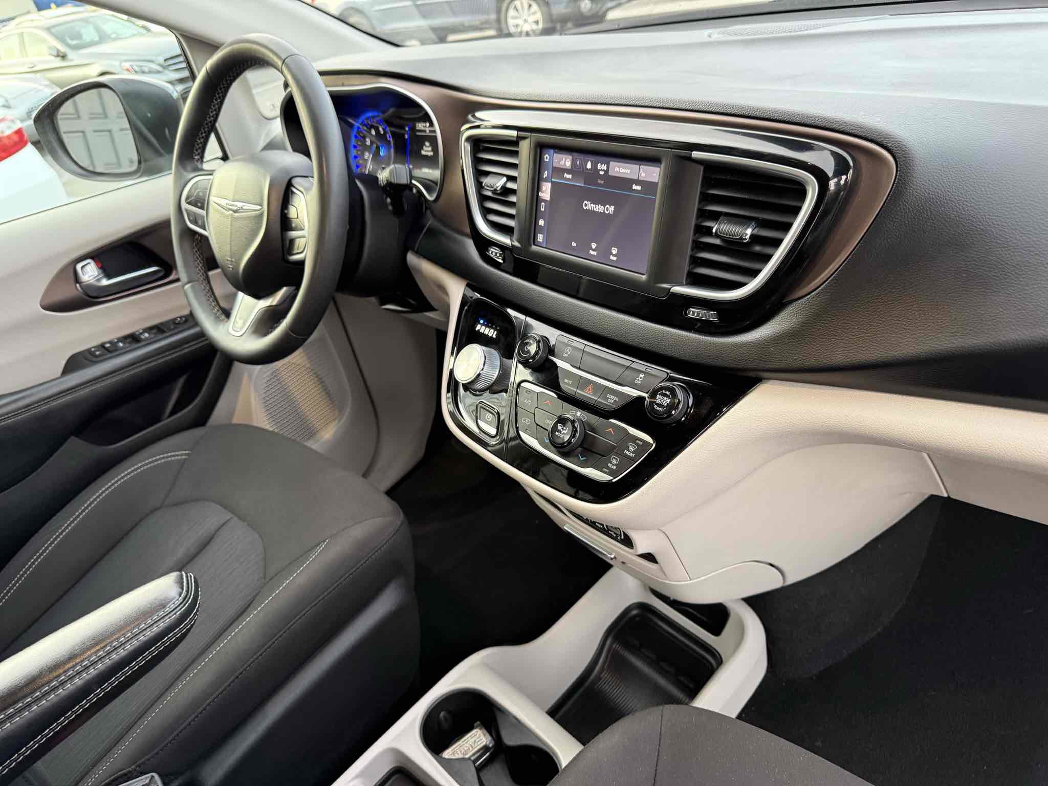 Used 2023 Chrysler Voyager LX image 19