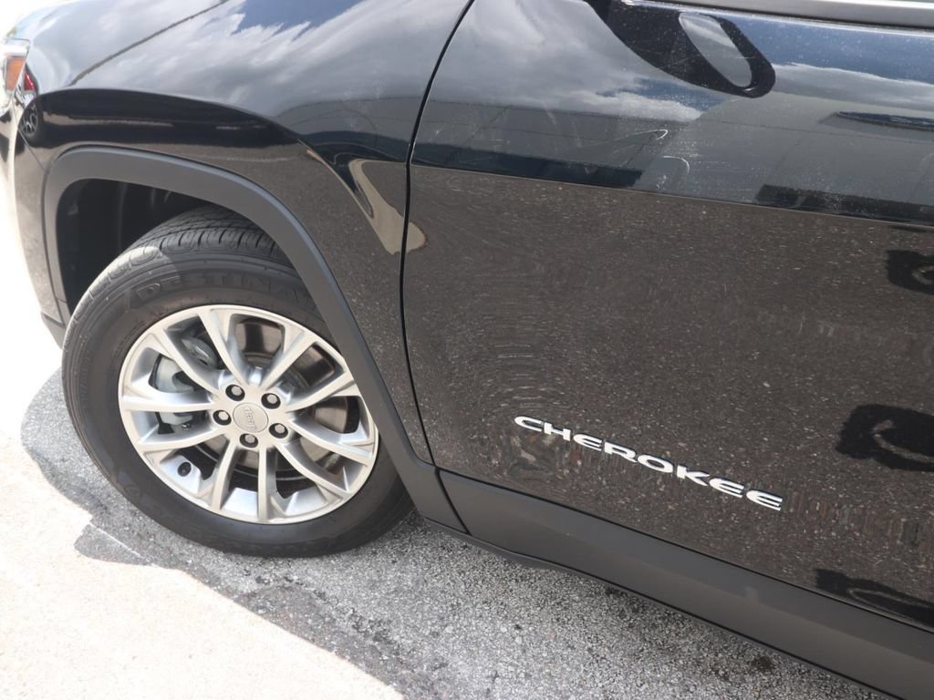 Used 2022 Jeep Cherokee Latitude Lux w/ Mopar Interior Package FWD image 3