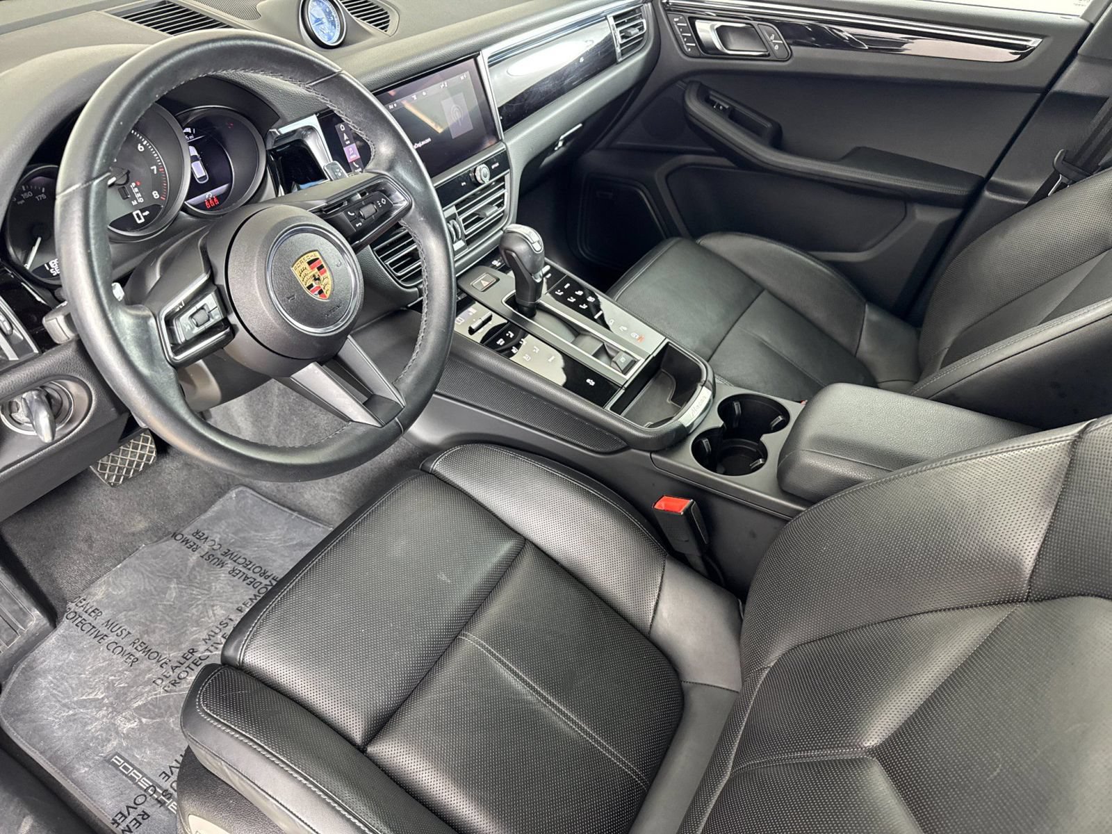Certified 2025 Porsche Macan w/ Premium Package Plus AWD/4WD image 4