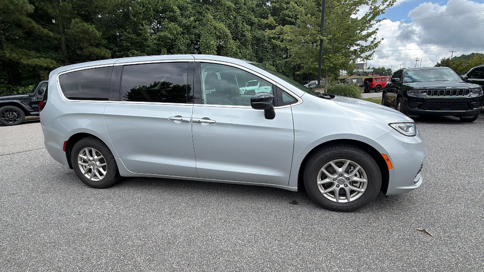Used 2024 Chrysler Pacifica Touring-L FWD image 7