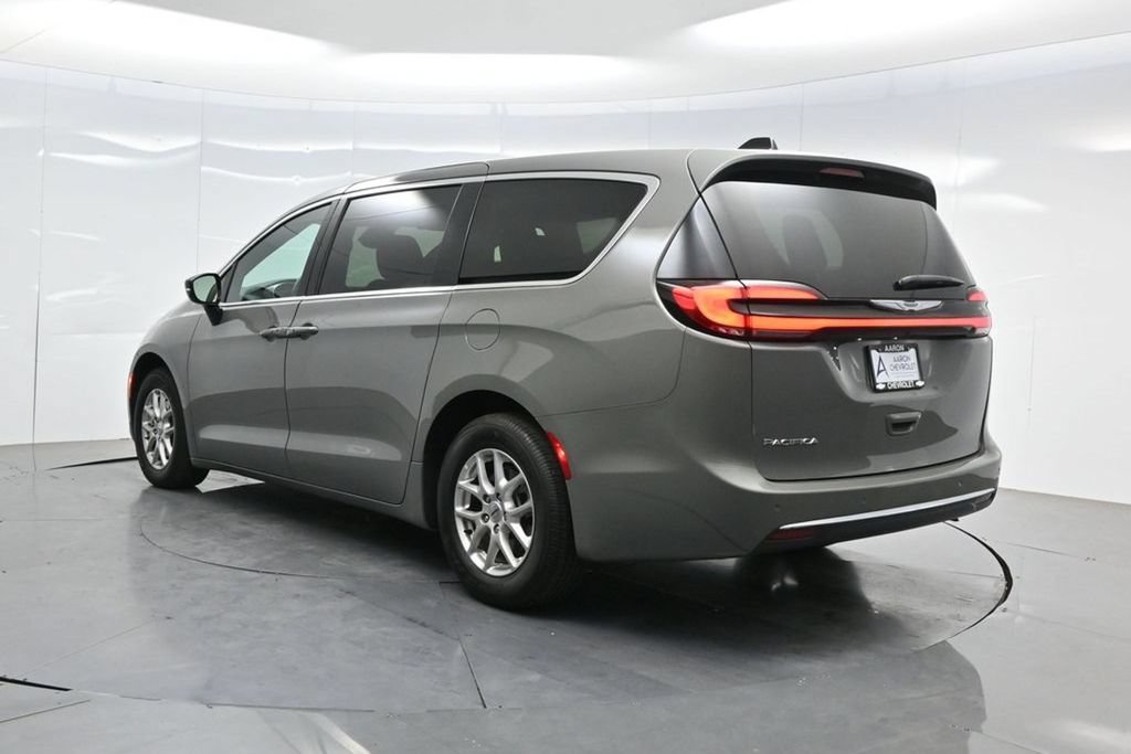 Used 2025 Chrysler Pacifica Select FWD image 5