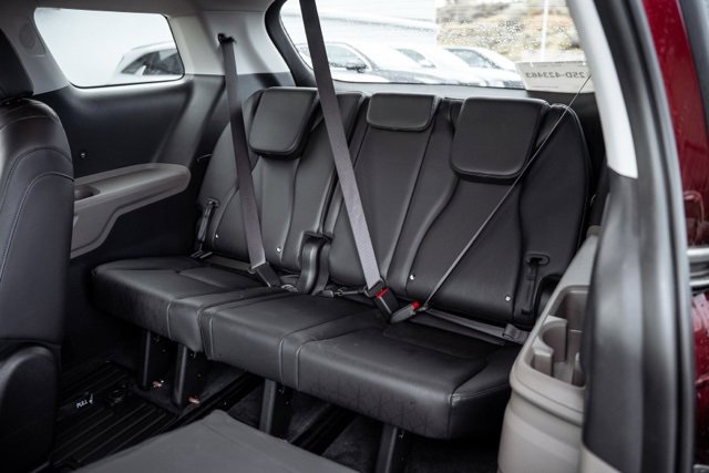 Used 2025 Kia Carnival LXS image 26