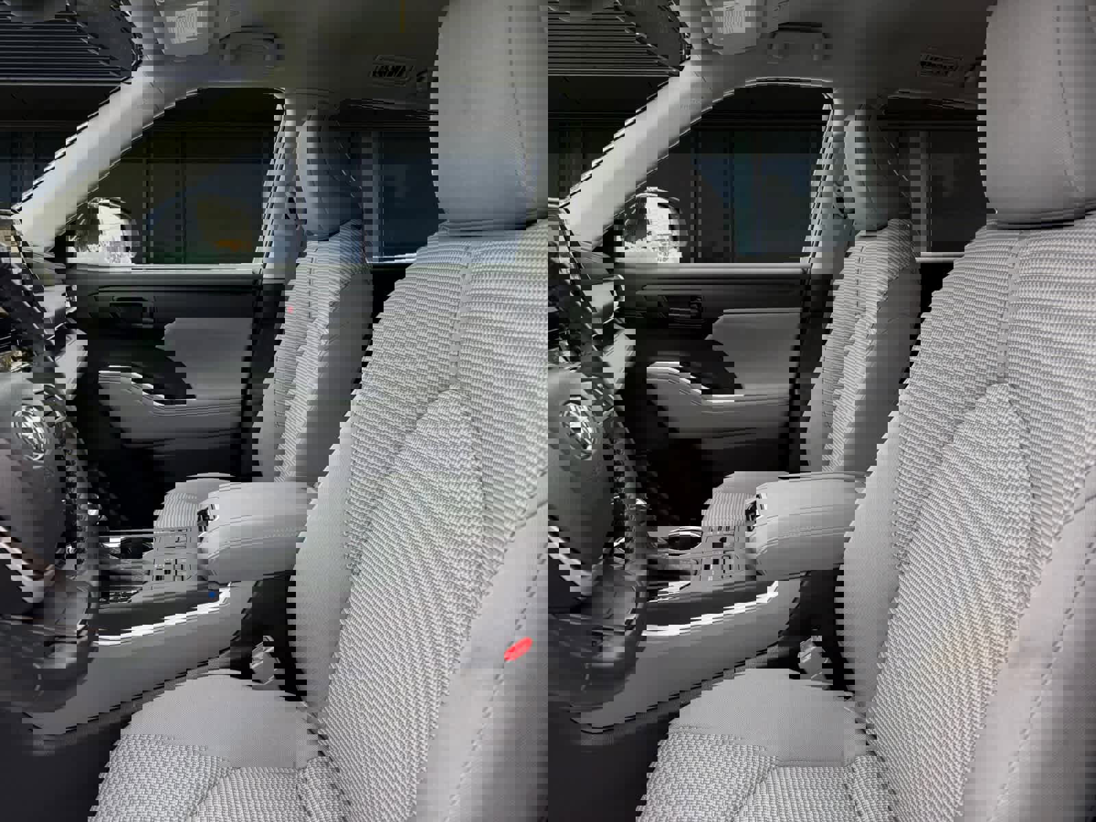 Used 2023 Toyota Highlander LE image 2