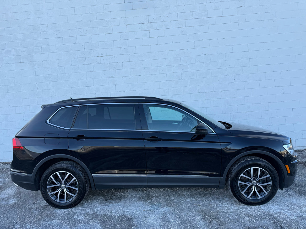 Used 2020 Volkswagen Tiguan SE w/ Panoramic Sunroof Package image 17