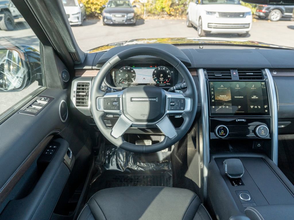 Certified 2024 Land Rover Discovery Dynamic SE image 13