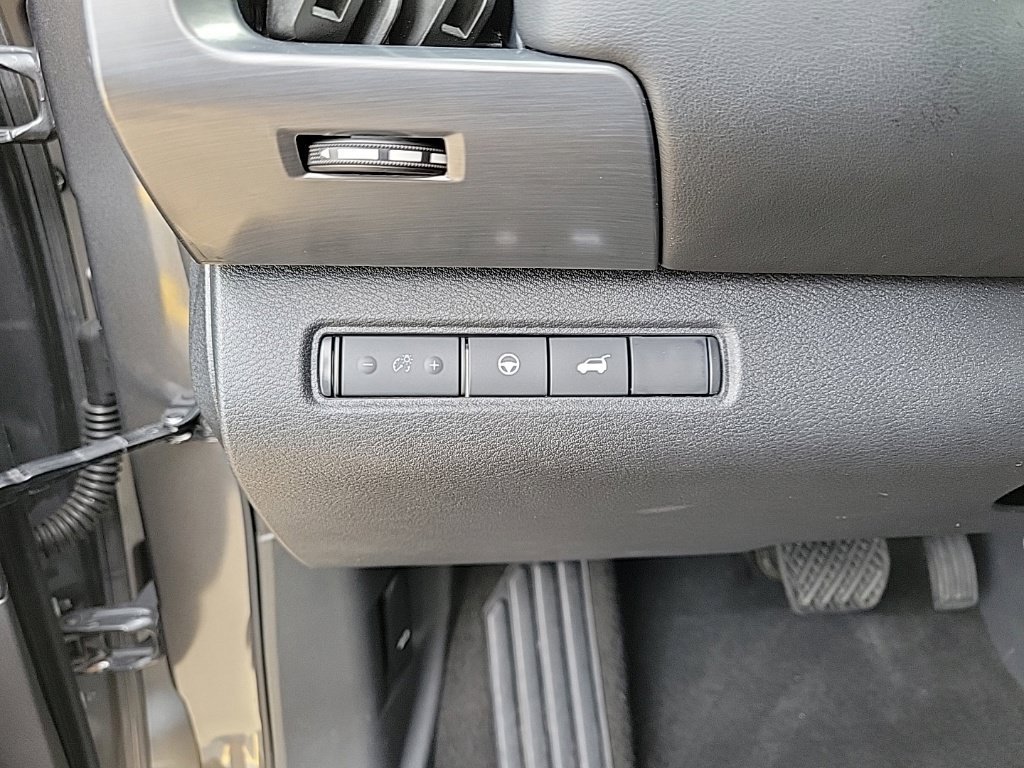 Used 2025 Nissan Pathfinder SL AWD/4WD image 34