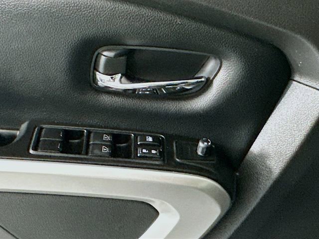 Used 2023 Nissan Titan SV image 18