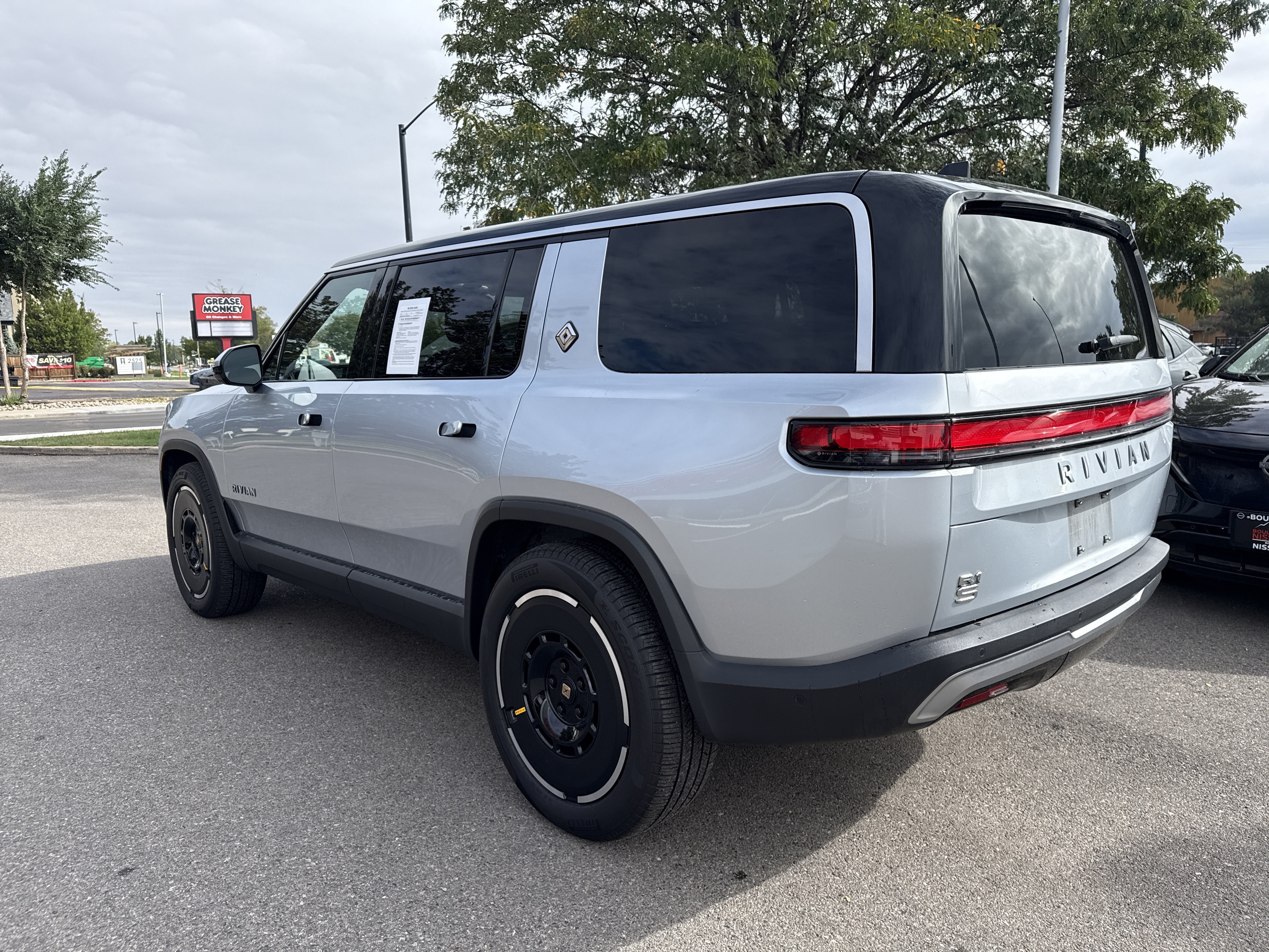 Used 2025 Rivian R1S Adventure Dual AWD/4WD image 5