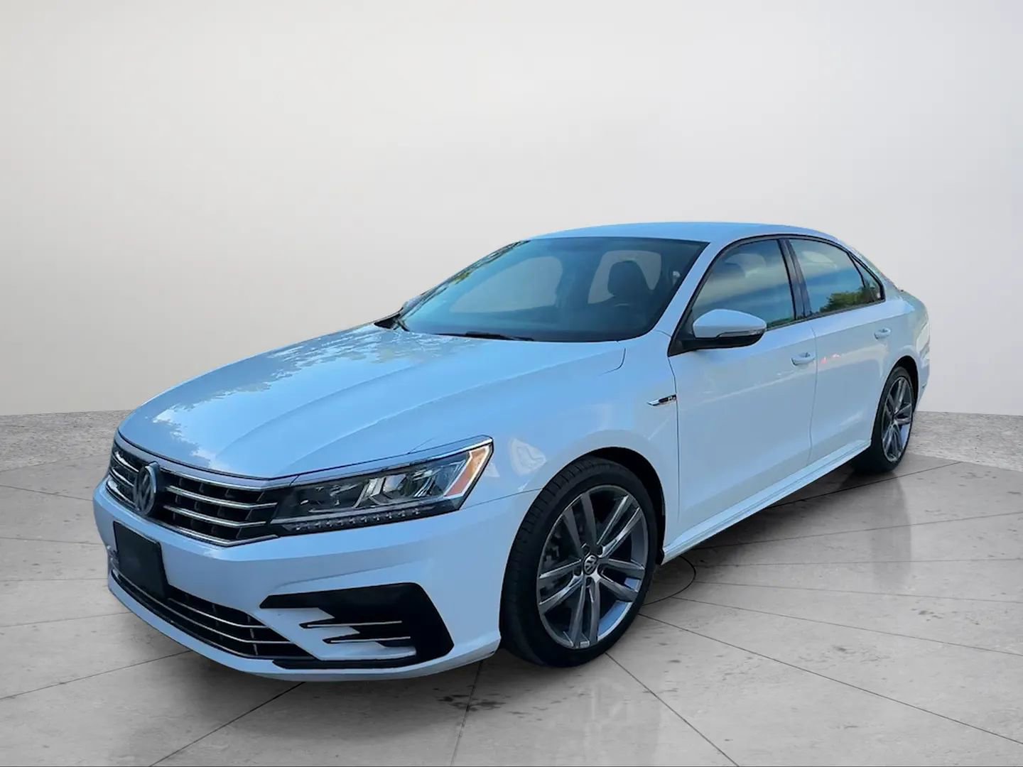 Used 2018 Volkswagen Passat 2.0T R-Line w/ R-Line Lighting Package FWD image 1