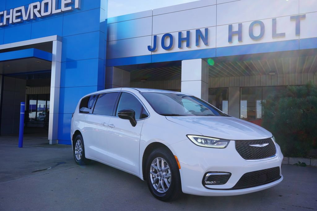 Used 2025 Chrysler Pacifica Select FWD image 2